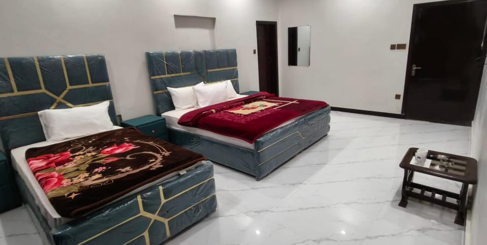 Bed, Living room, Photo of the whole room, Seating area, Bedroom