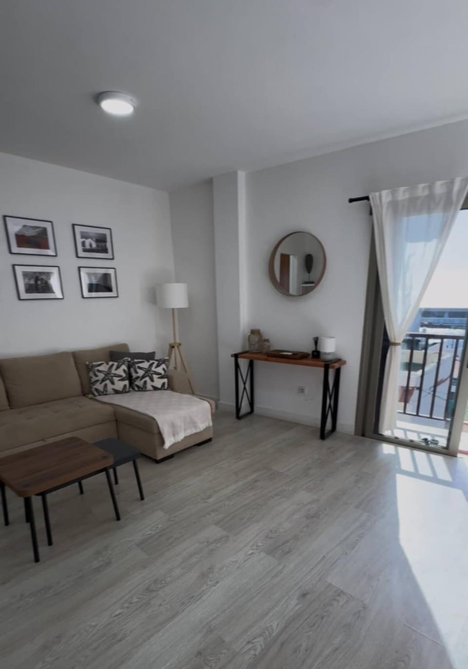 Living room, Photo of the whole room