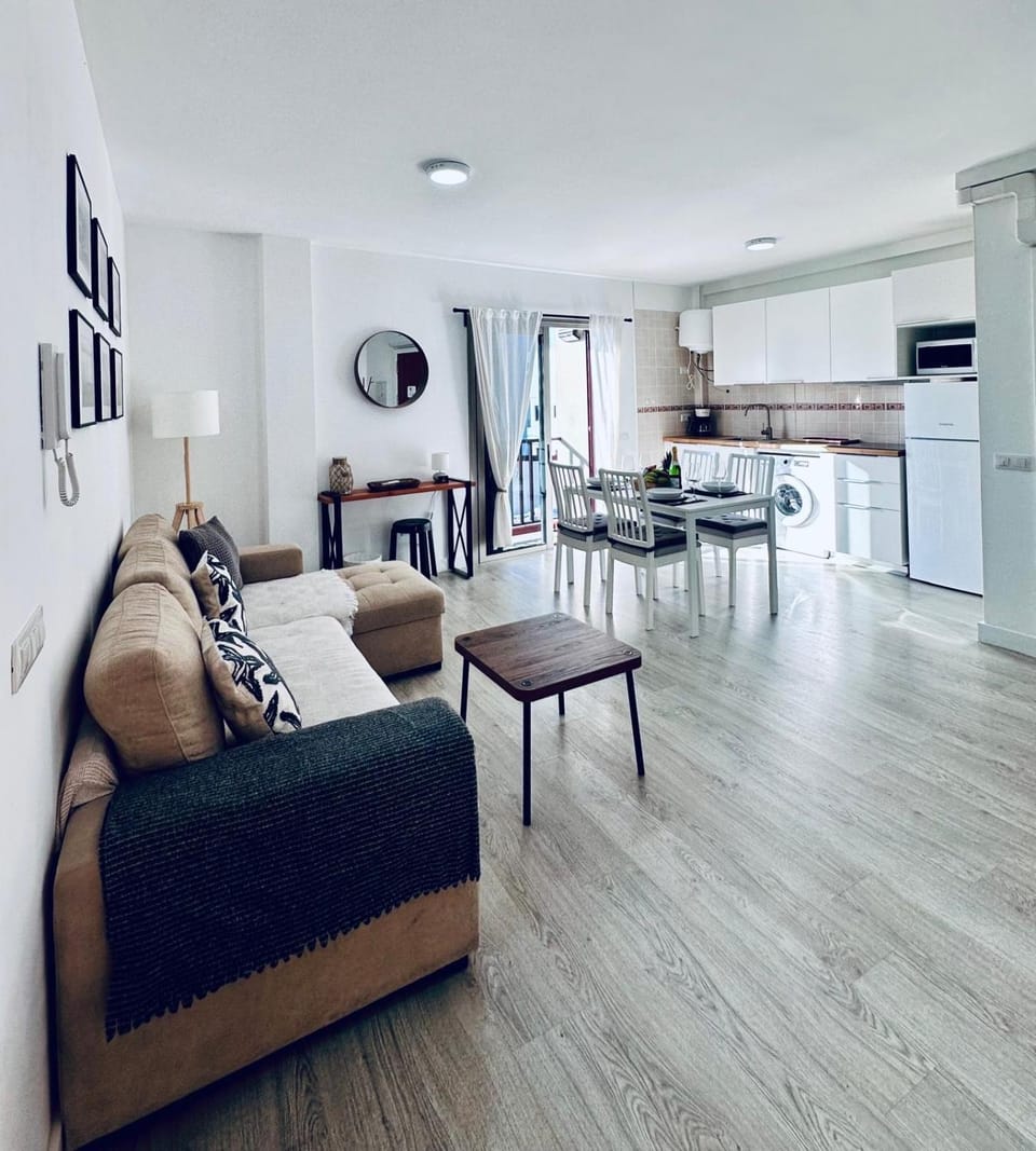 Kitchen or kitchenette, Living room, Seating area, Dining area, stove