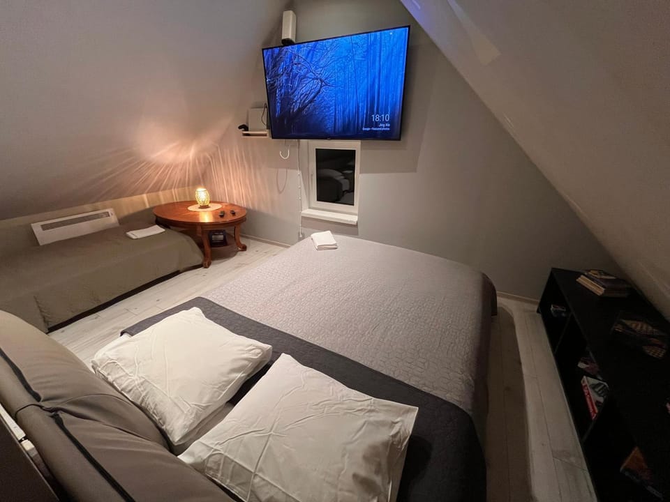 Bedroom, bunk bed