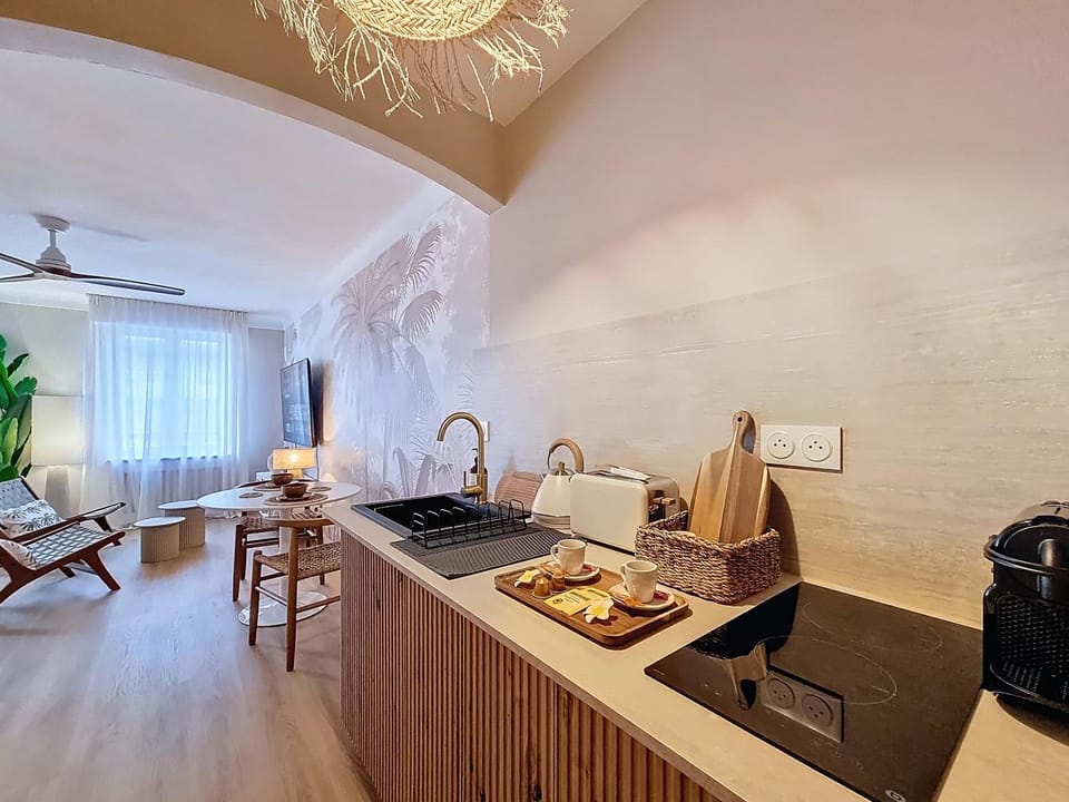 Coffee/tea facilities, Kitchen or kitchenette, Living room, Seating area, Dining area, stove, toaster
