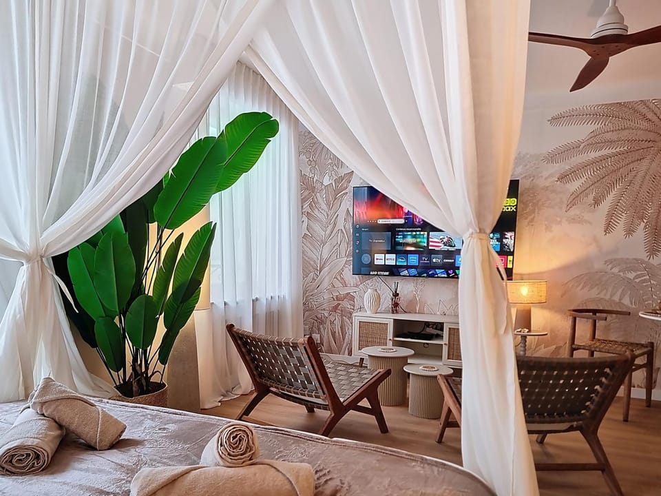Communal lounge/ TV room, Bed, TV and multimedia, Living room, Bedroom, City view, furniture, internet