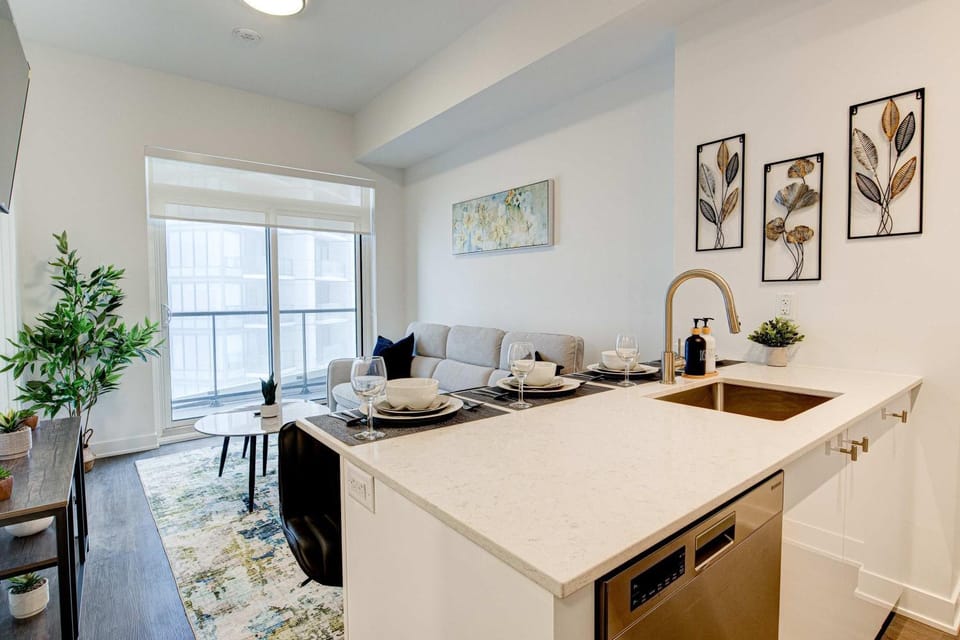 Stylish Downtown Suite with Patio & City Views House in Waterloo