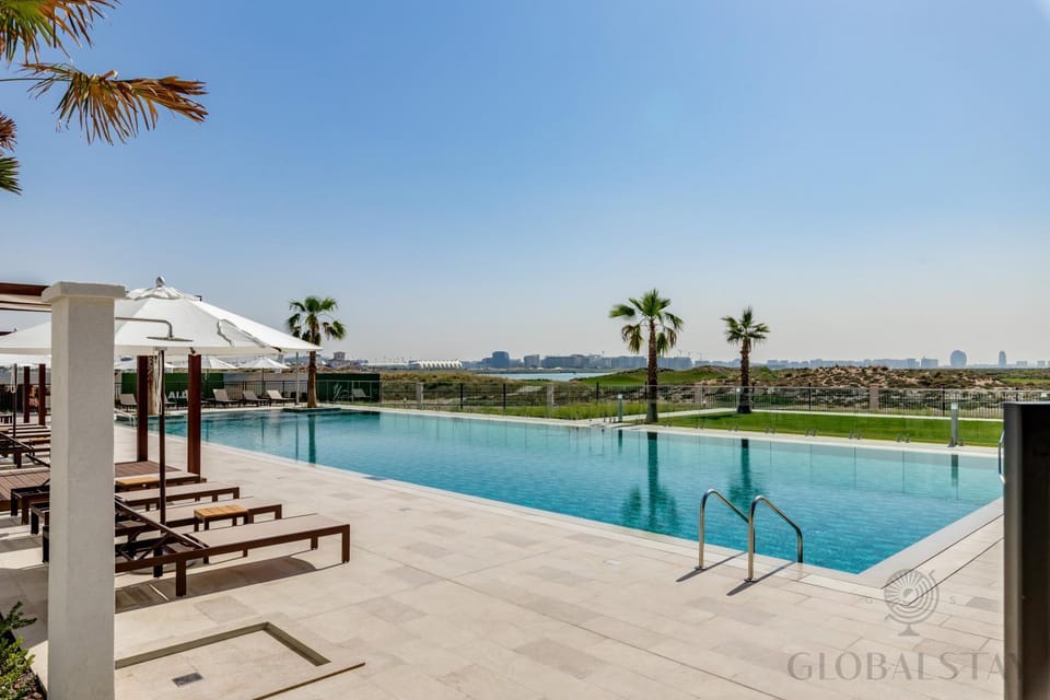Swimming pool, sunbed
