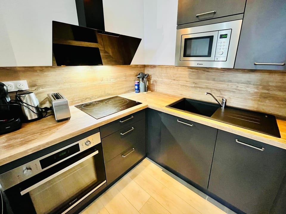 Coffee/tea facilities, Kitchen or kitchenette, dishwasher, stove, toaster