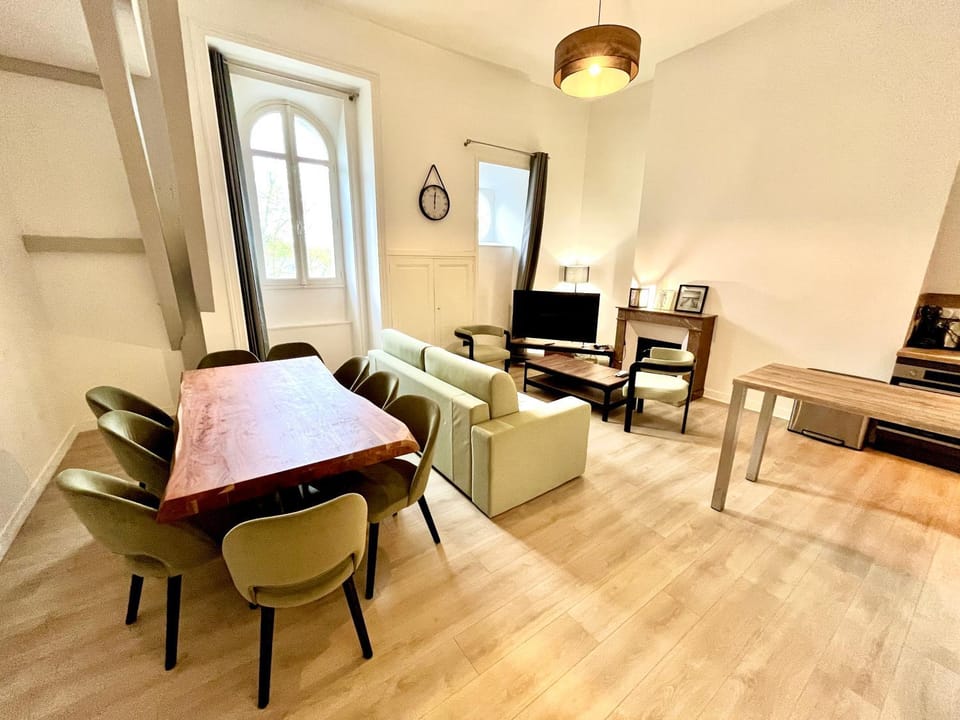 TV and multimedia, Living room, Seating area, Dining area