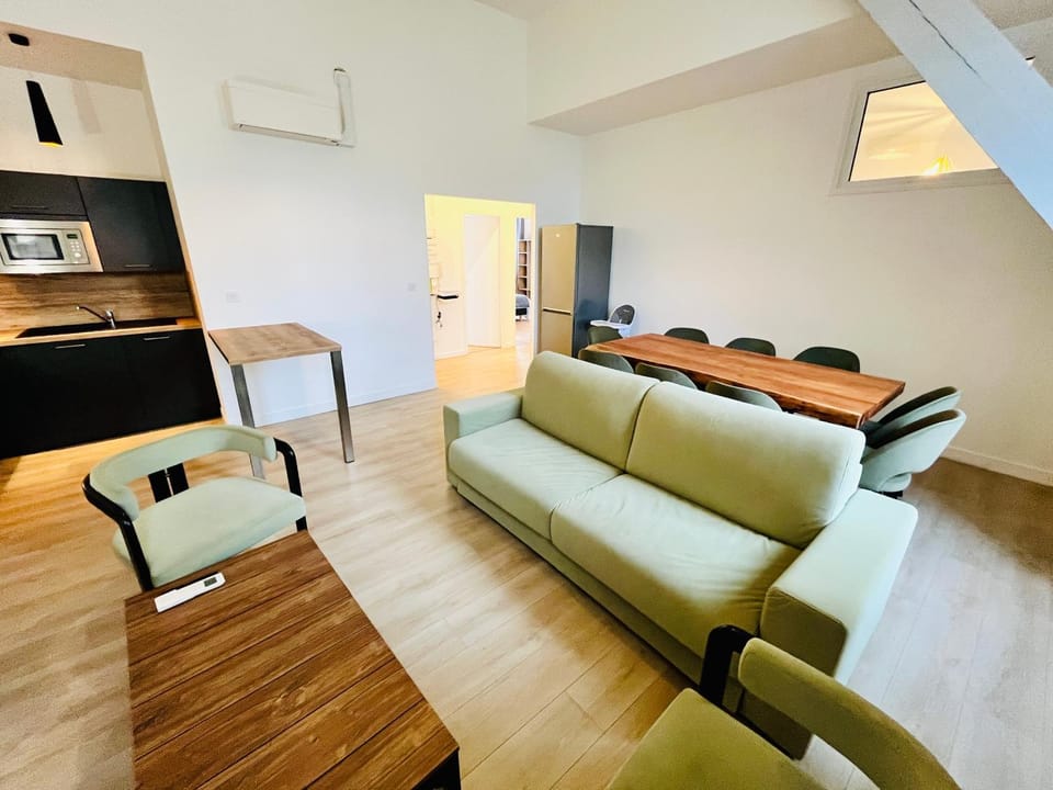 Kitchen or kitchenette, Living room, Seating area, Dining area