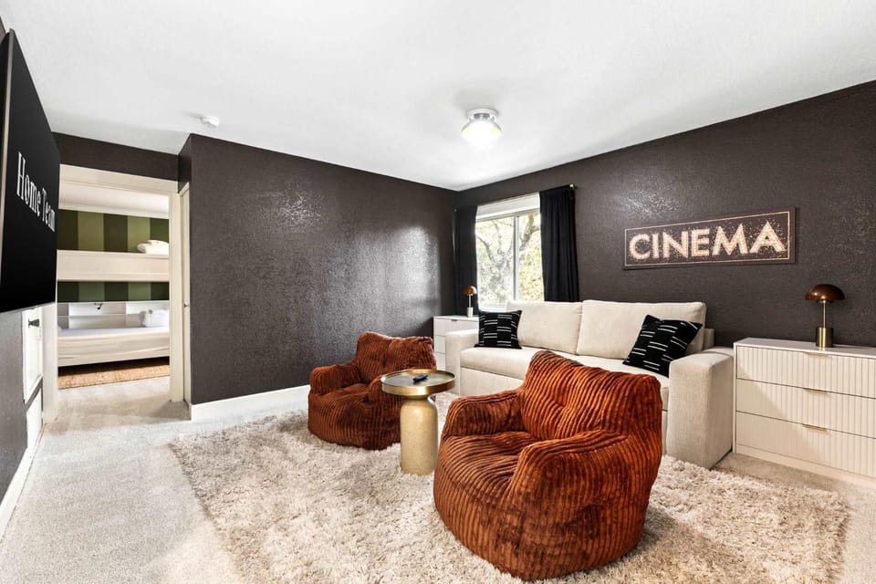 Sleeps 14 Backyard Games Movie Theater Spa House in Shavano Park