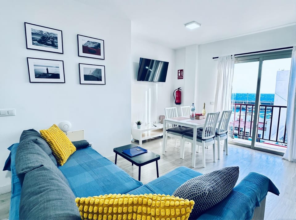 Communal lounge/ TV room, TV and multimedia, Living room, Seating area, Dining area, Evening entertainment
