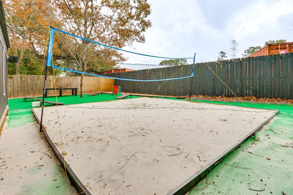 Sand Volleyball Court, Pool, Hot Tub! Fun Retreat House in Port Wentworth