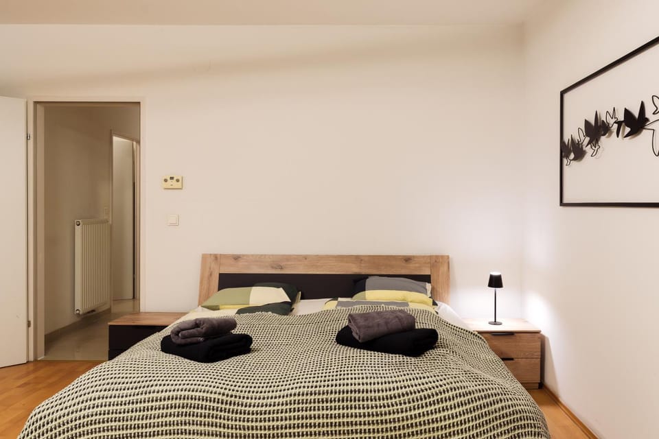 Bed, Bedroom, towels