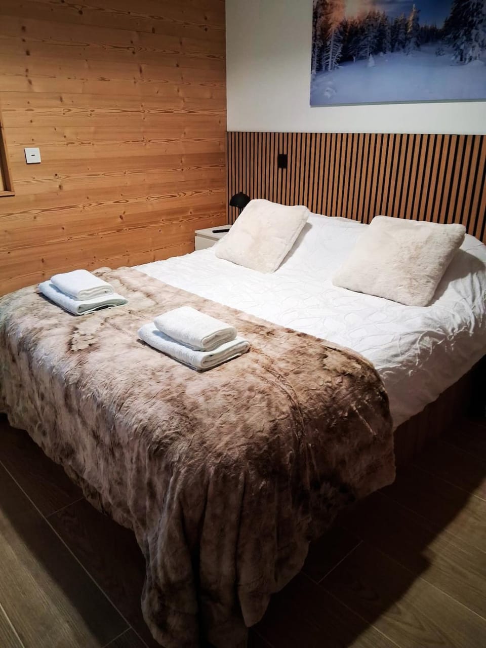 Bed, Bedroom, towels
