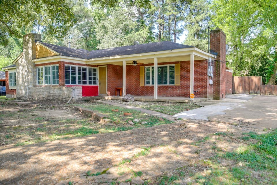 1 Mi to Graceland: Quiet Home w/ Private Yard House in Memphis