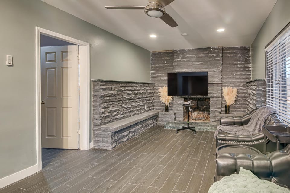 1 Mi to Graceland: Quiet Home w/ Private Yard House in Memphis
