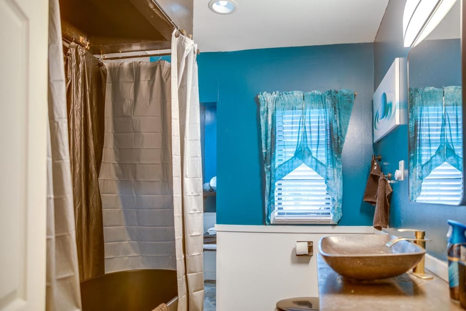 1 Mi to Graceland: Quiet Home w/ Private Yard House in Memphis