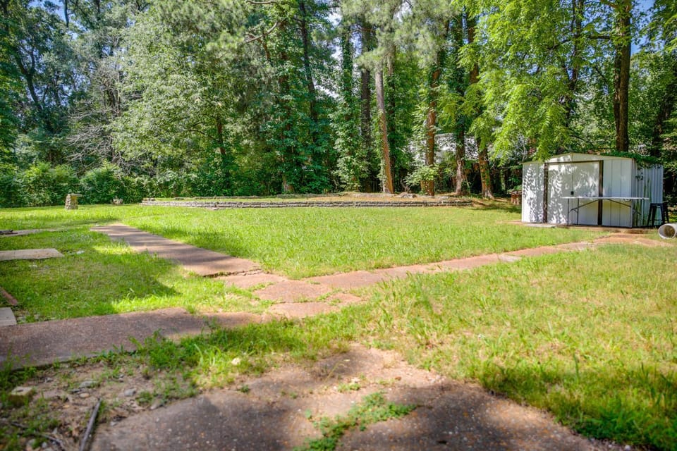 1 Mi to Graceland: Quiet Home w/ Private Yard House in Memphis