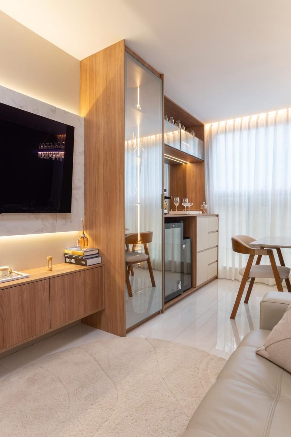 Luxury Apartment Minutes from Beach, 24-7 Security Apartment in Vitoria