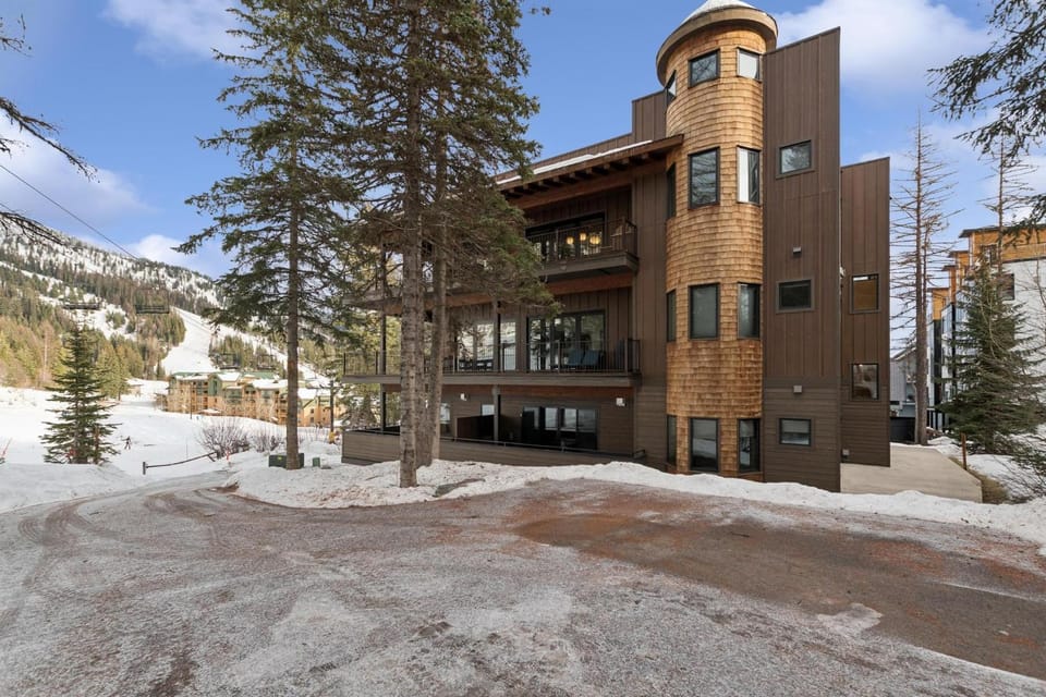 Property building, Day, Winter, Mountain view, Parking