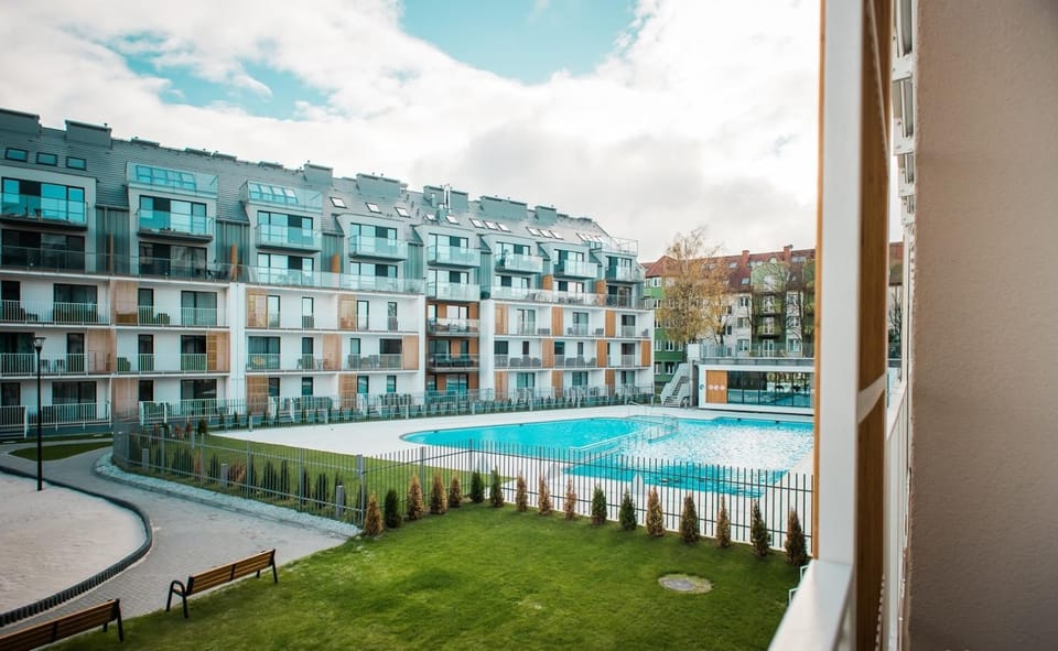 Property building, Day, Pool view, Swimming pool, Swimming pool