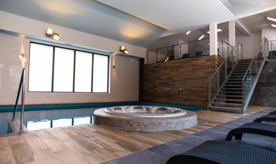 Hot Tub, Swimming pool