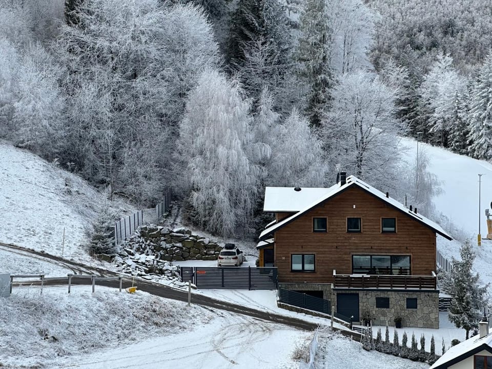 Property building, Facade/entrance, Bird's eye view, Winter, Skiing, View (from property/room), Other, Sports, Parking