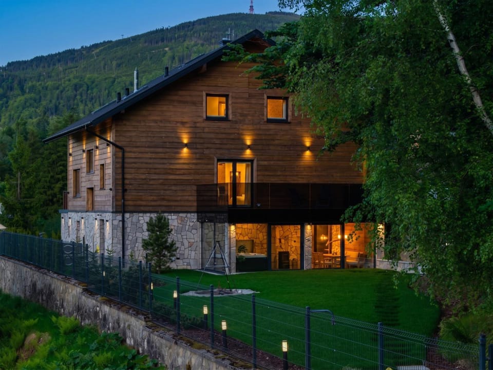 Property building, Patio, Facade/entrance, Natural landscape, Bird's eye view, BBQ facilities, Hot Tub, Balcony/Terrace, Spa and wellness centre/facilities