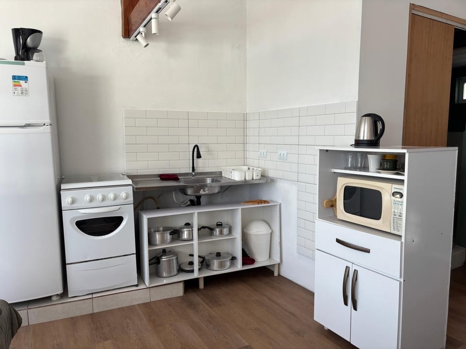 Coffee/tea facilities, Kitchen or kitchenette, oven, pet friendly, stove