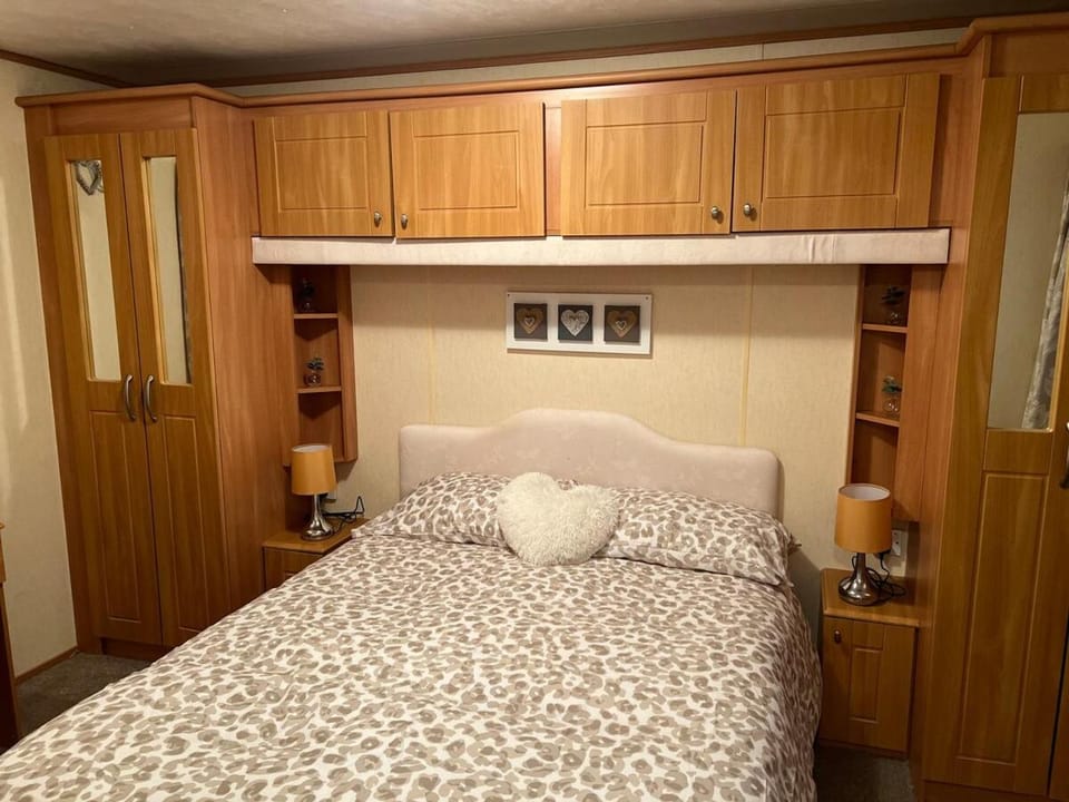 A & C Coastal Hideaway with outside Decking Apartment in Mersea Island