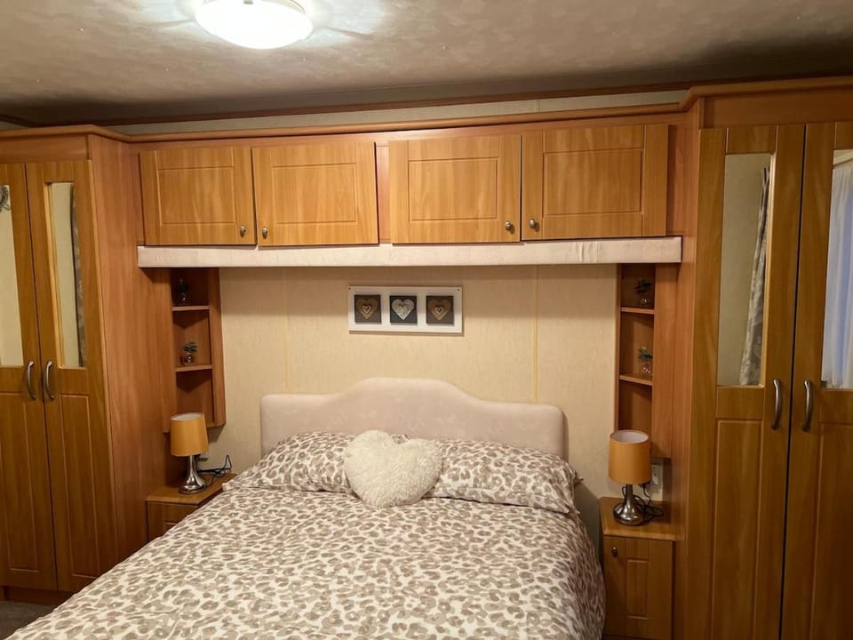 A & C Coastal Hideaway with outside Decking Apartment in Mersea Island