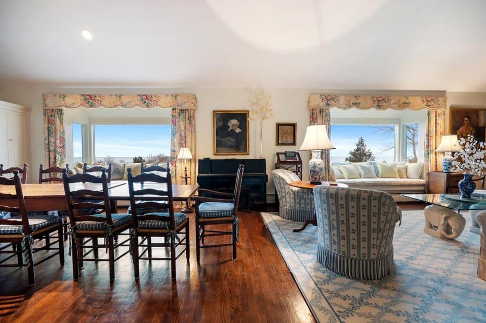 Oceanside Estate Main House Apt with beach access House in Gloucester