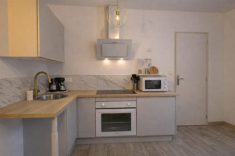 Coffee/tea facilities, Kitchen or kitchenette, oven, stove