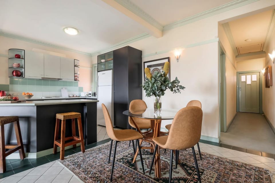 Kitchen or kitchenette, Seating area, Dining area, oven, stove