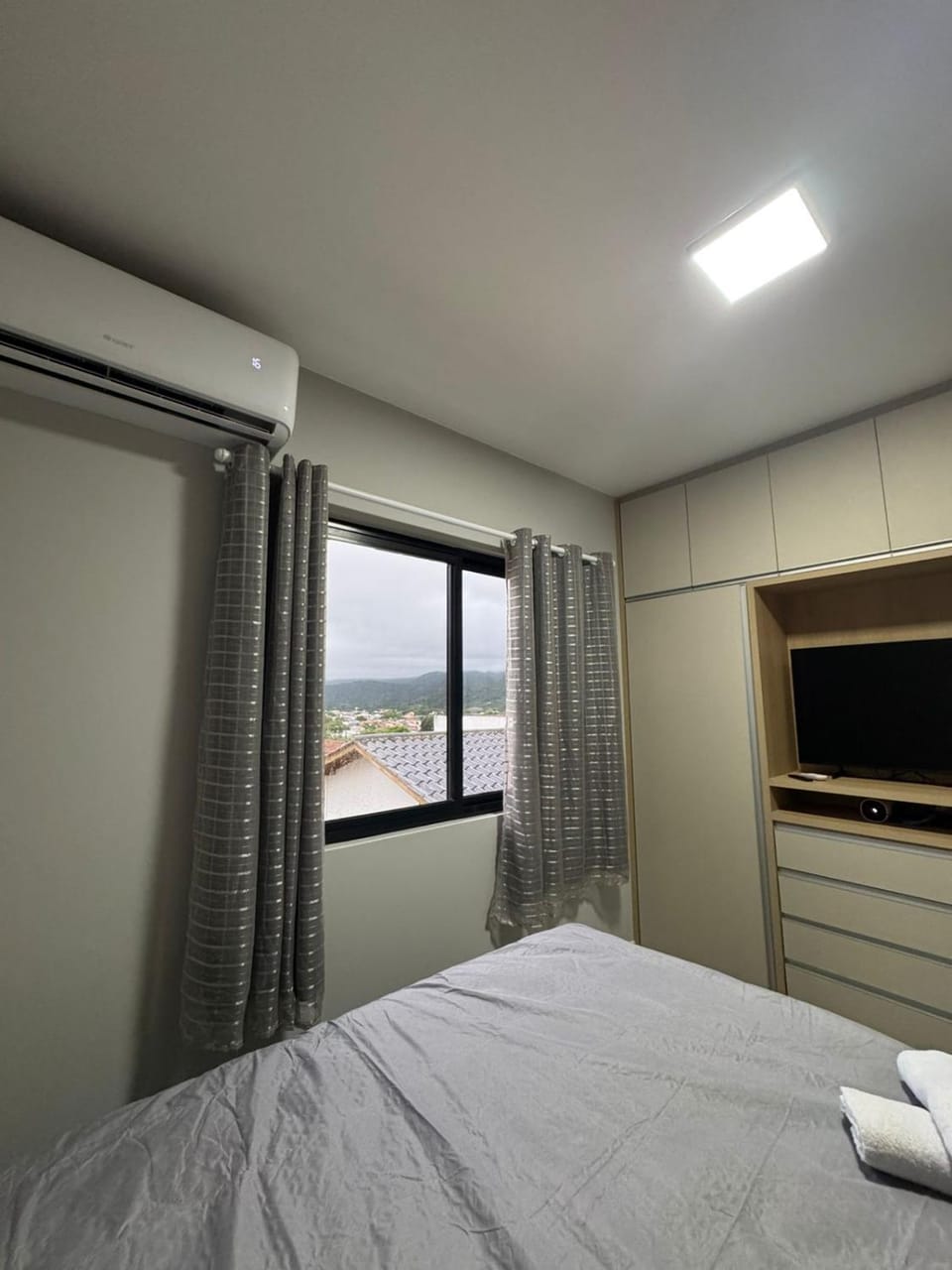 Bed, TV and multimedia, Photo of the whole room, Bedroom, towels