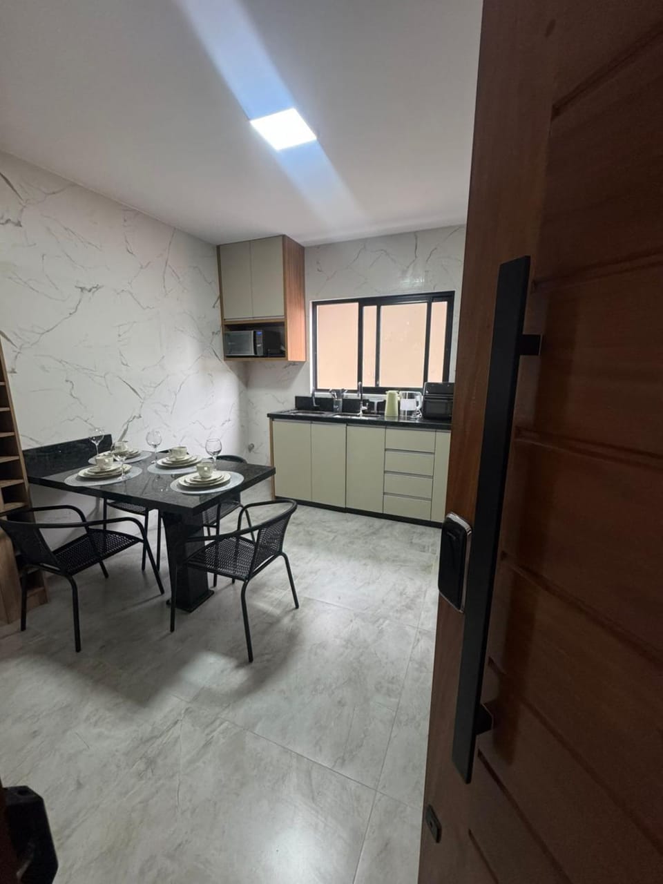 Kitchen or kitchenette, Dining area