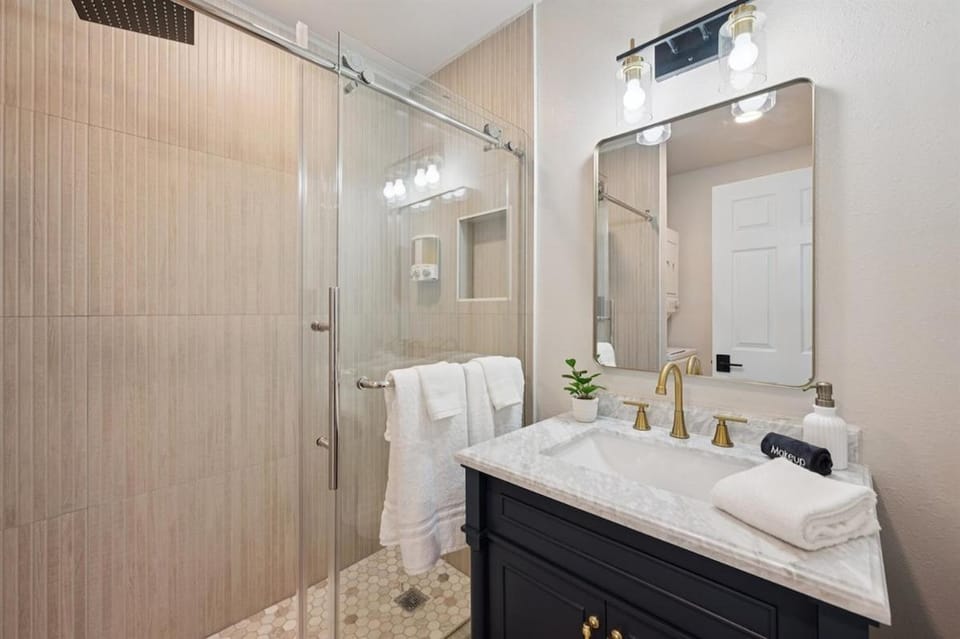 Chic Studio - King Bed and Sleeper Apartment in Tempe