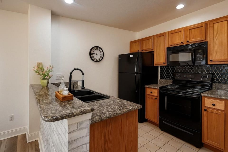 Disney-Area 3BR Townhome | Sleeps 9 | Pool + Gym House in Kissimmee