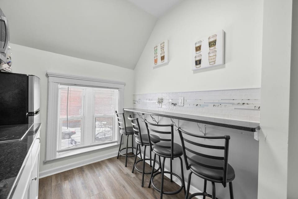 Mexicantown Detroit 2BR | Sleeps 7 + WiFi Apartment in Windsor