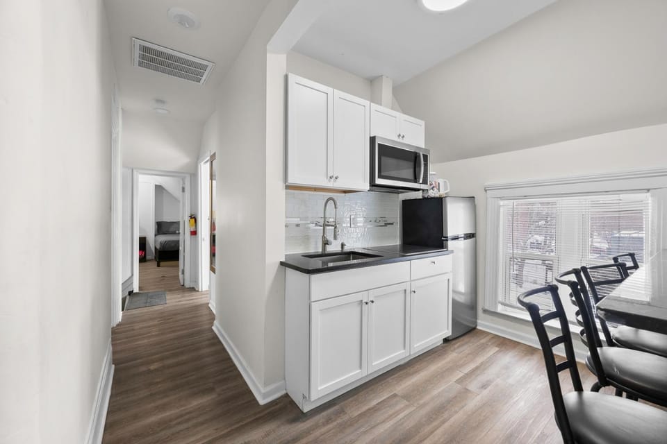 Mexicantown Detroit 2BR | Sleeps 7 + WiFi Apartment in Windsor