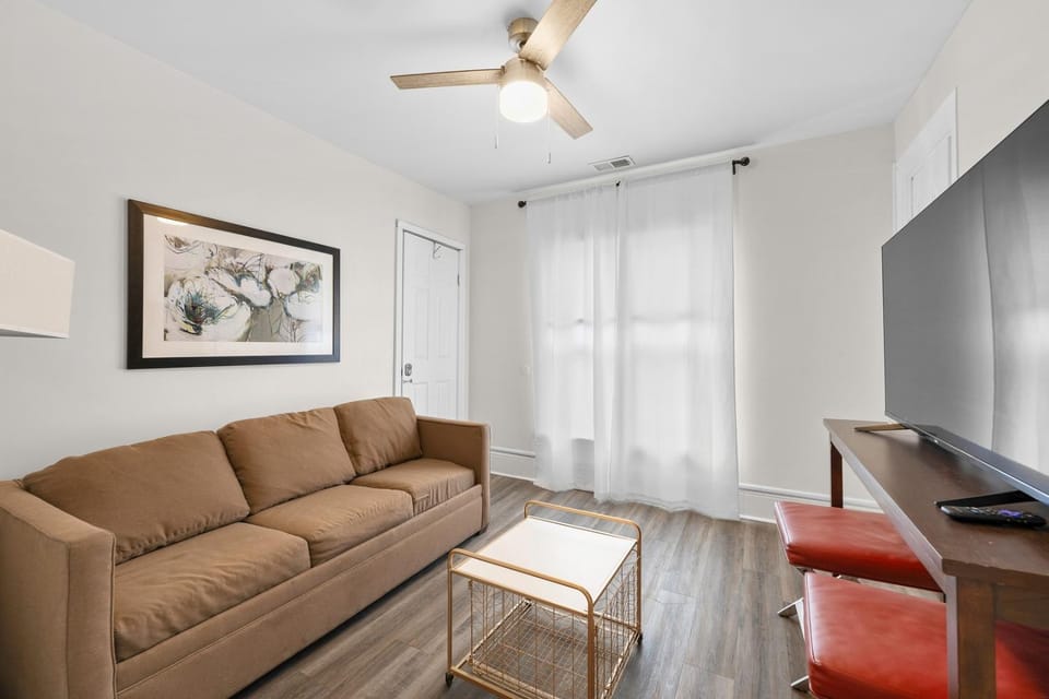 Mexicantown Detroit 2BR | Sleeps 7 + WiFi Apartment in Windsor