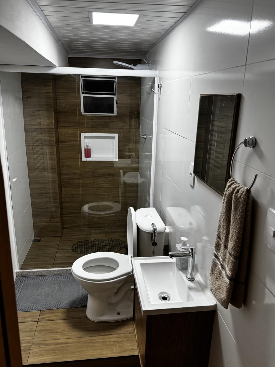 Shower, Toilet, Bathroom, towels