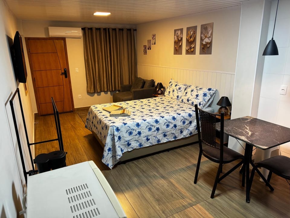 Photo of the whole room, Dining area, microwave, air conditioner