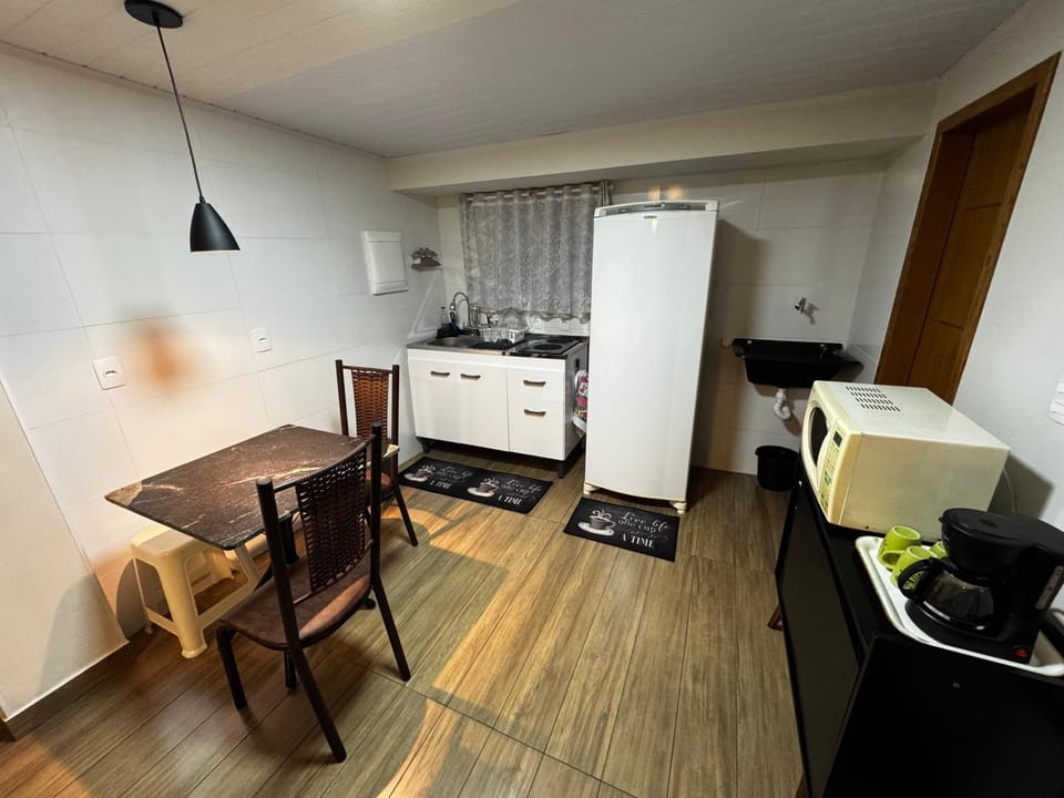 Coffee/tea facilities, Kitchen or kitchenette, Dining area, microwave, minibar, stove, toaster