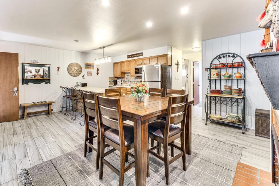 Steps to Skiing! Mtn-View Haven in Dtwn Red River House in Red River