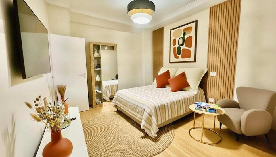 Photo of the whole room, Bedroom