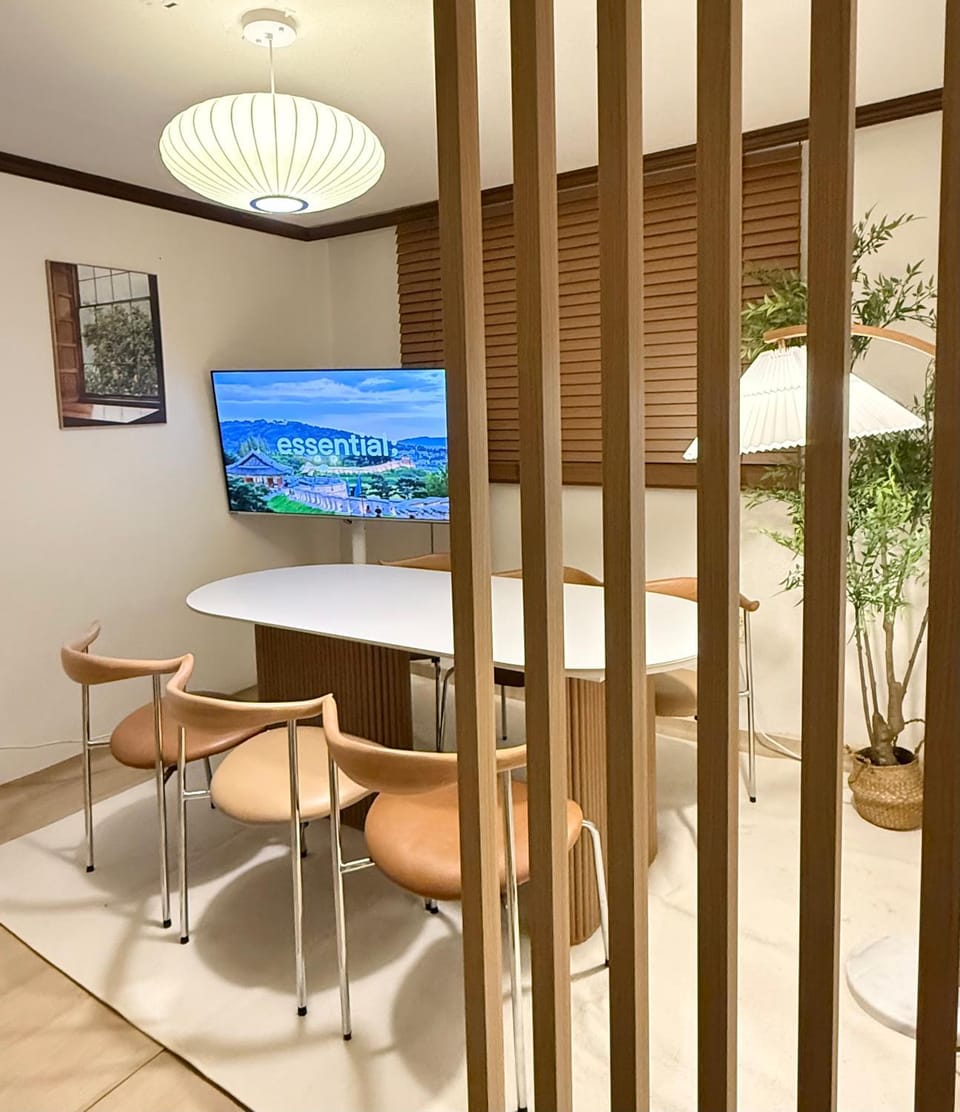 TV and multimedia, Living room, Seating area, Dining area