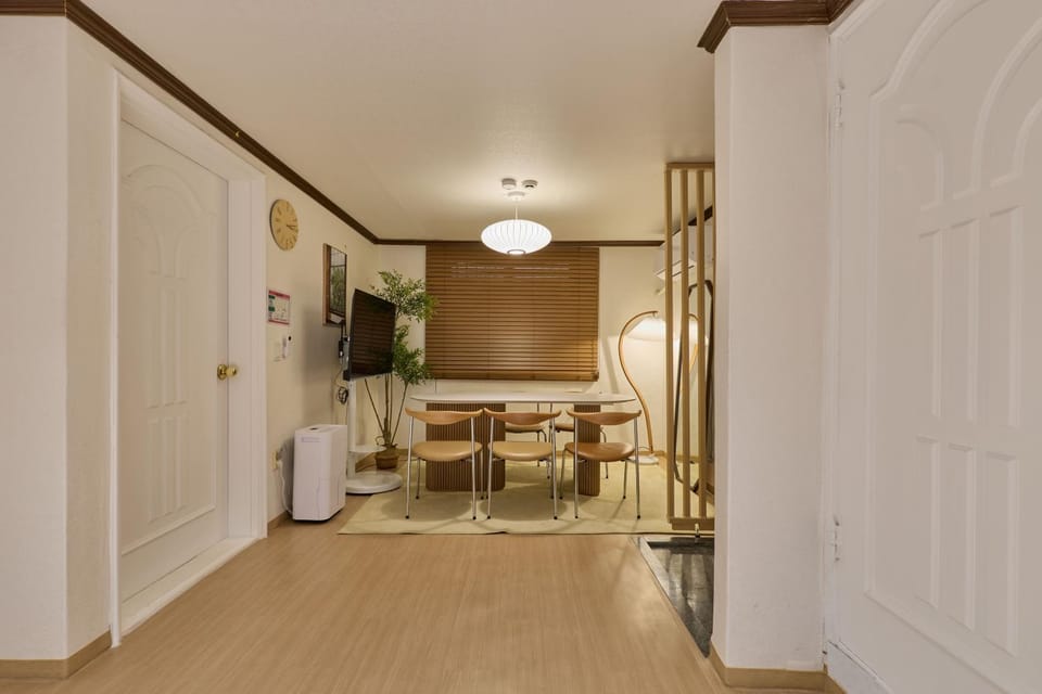 TV and multimedia, Living room, Seating area, Dining area