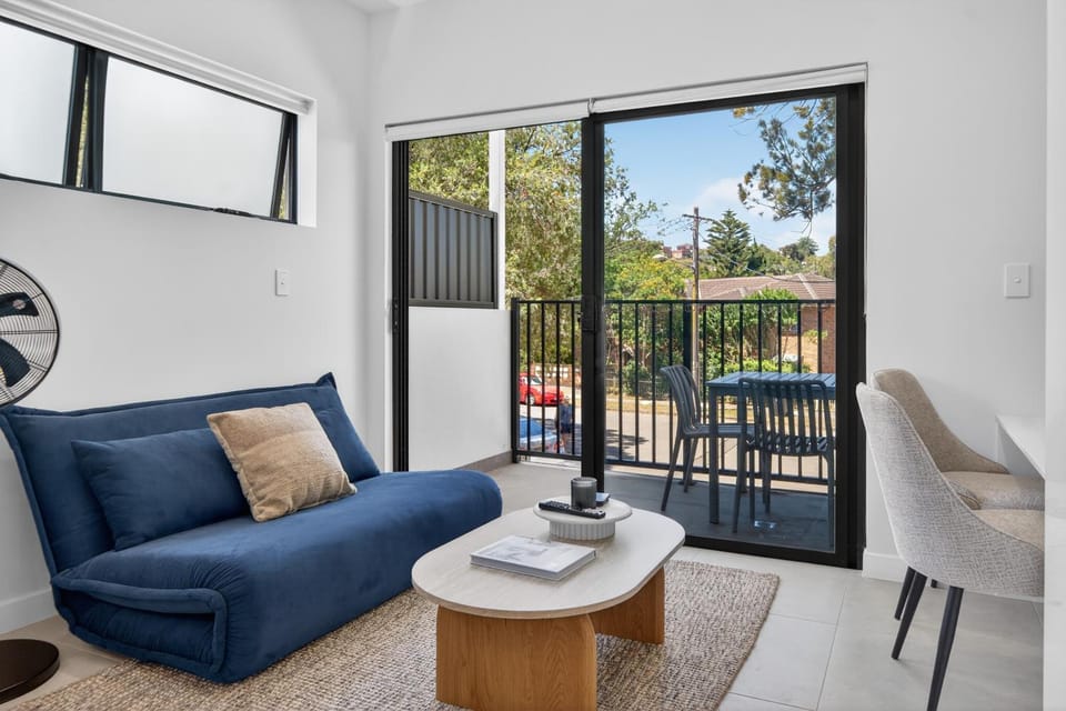 Modern Brookvale Studio Free Parking and Balcony Apartment in Sydney