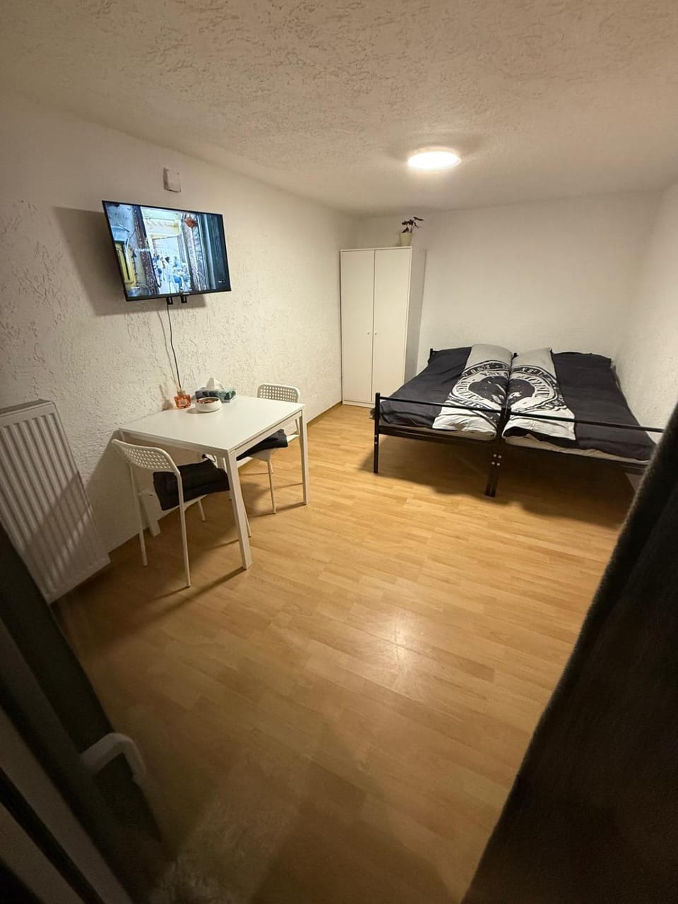 Bed, TV and multimedia, Photo of the whole room