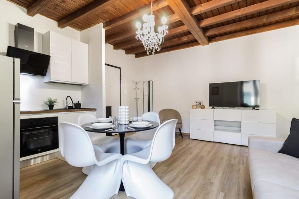 TV and multimedia, Kitchen or kitchenette, Living room, Seating area, Dining area, oven, stove