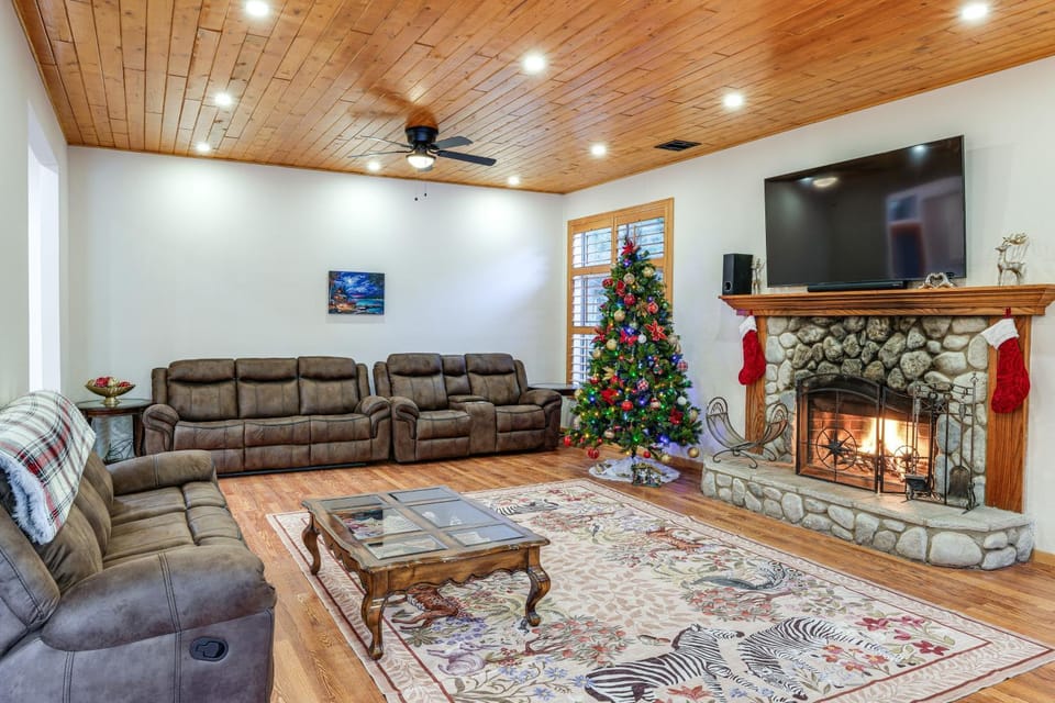Games Galore! Pine Mountain Club Retreat Near Town House in Pine Mountain Club